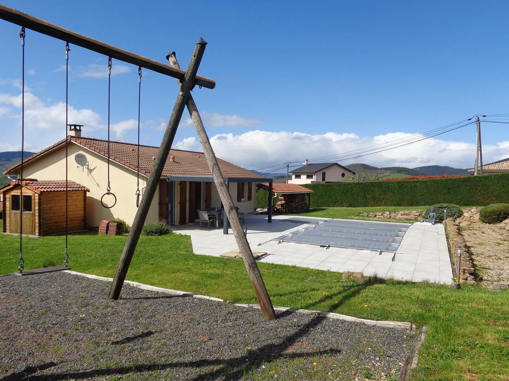 Villa à Chambost-Allières avec piscine, terrasse et vue panoramique 