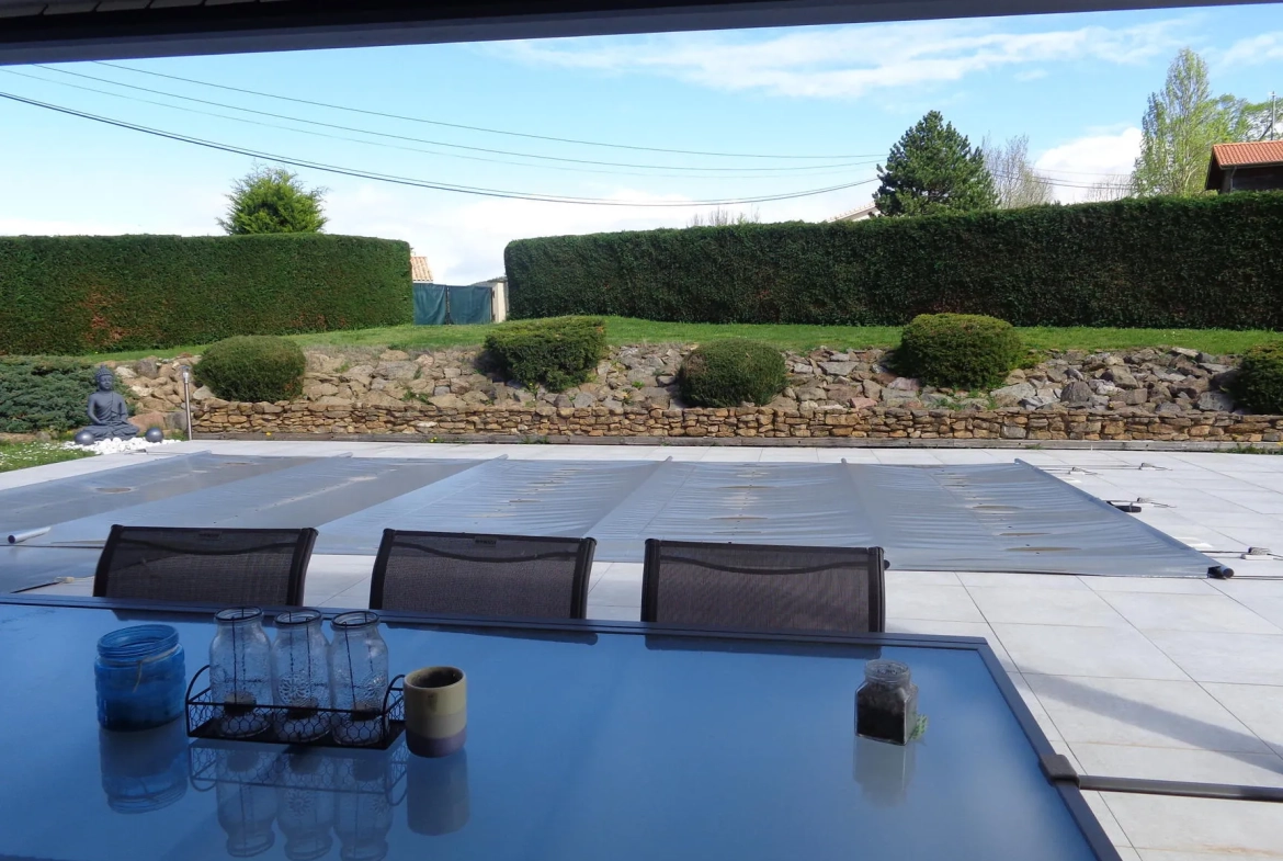 Villa à Chambost-Allières avec piscine, terrasse et vue panoramique 