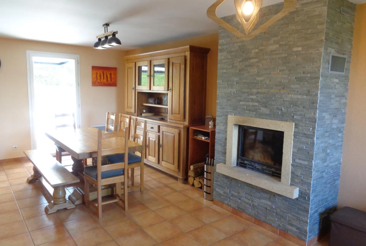 Villa à Chambost-Allières avec piscine, terrasse et vue panoramique 