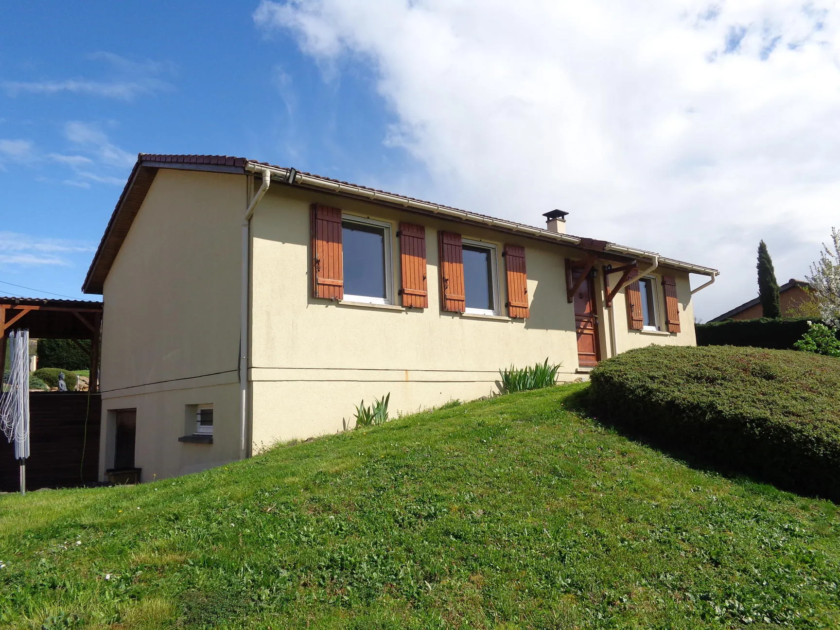 Villa à Chambost-Allières avec piscine, terrasse et vue panoramique 