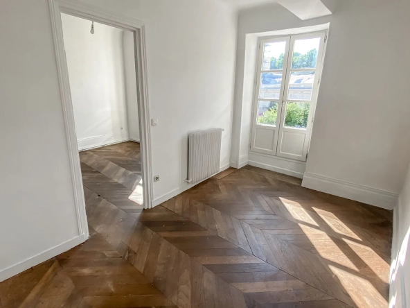 Appartement T2 de charme à Bayonne avec vue dégagée et potentiel d'aménagement