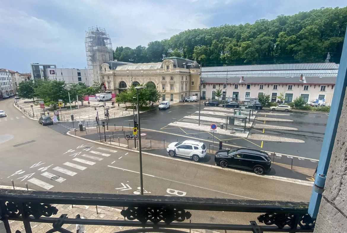 Appartement T2 de charme à Bayonne avec vue dégagée et potentiel d'aménagement 