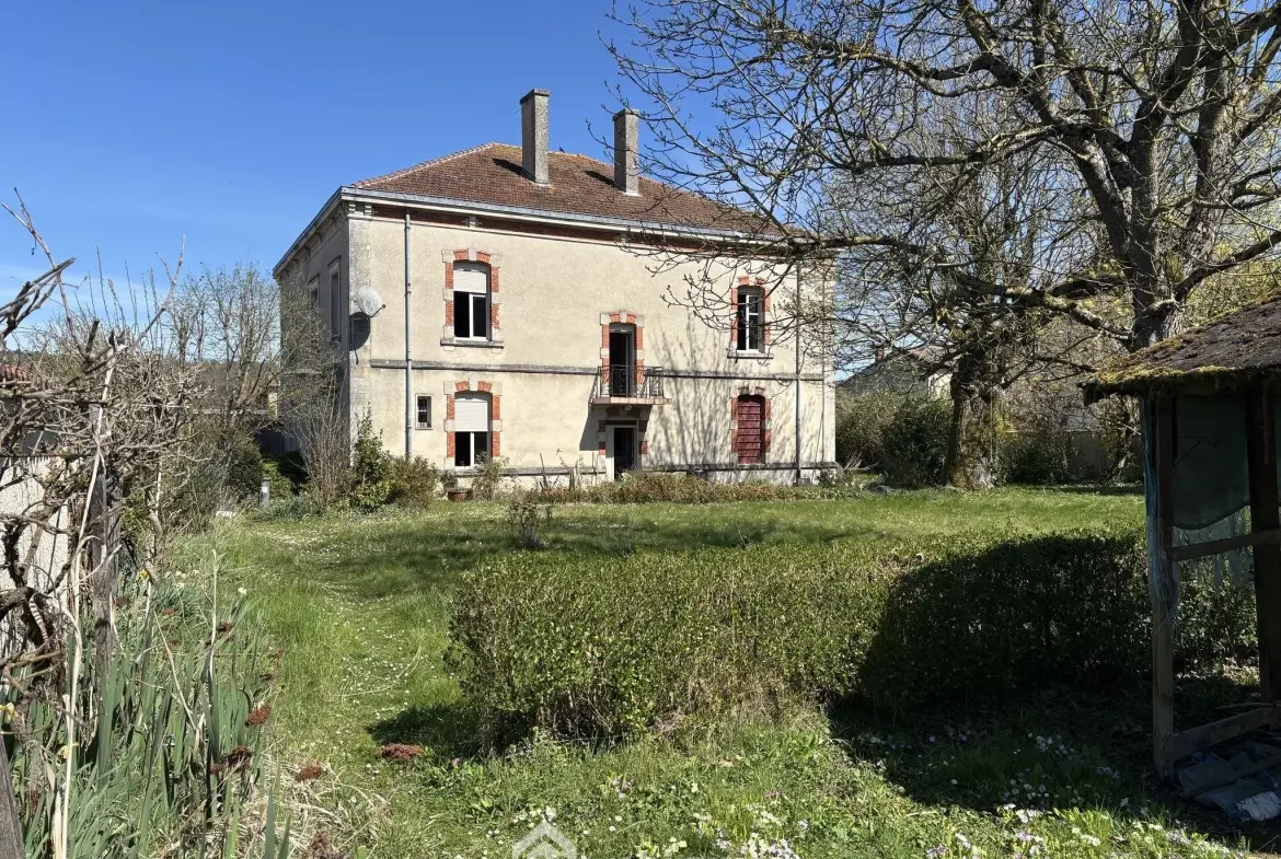 Maison de maître à rénover de 351 m² à Chauvoncourt, proche nature et commodités 