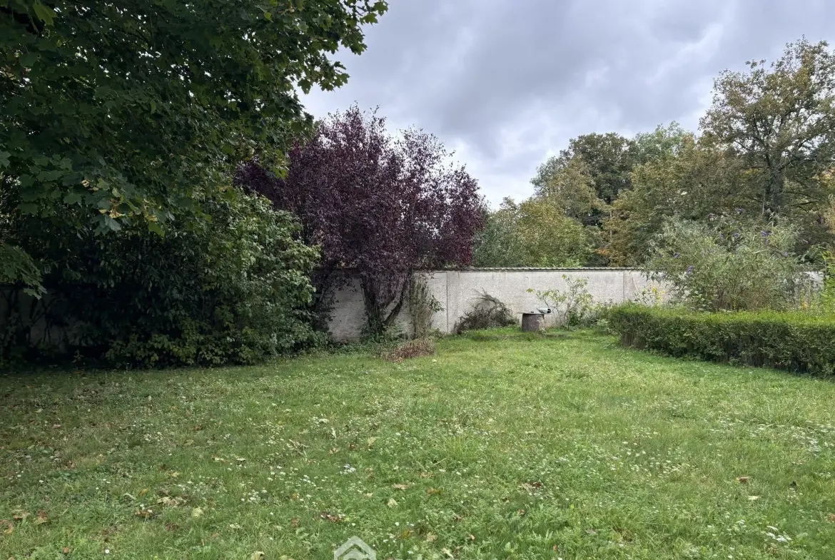 Maison de maître à rénover de 351 m² à Chauvoncourt, proche nature et commodités 