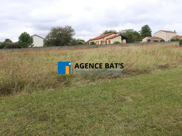 Terrain constructible viabilisé de 755 m² à Thuret