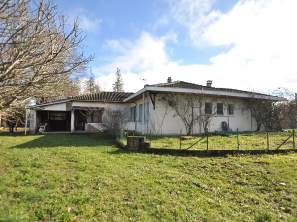 Maison à rénover à Saint-Caprais-de-Bordeaux avec grand terrain et garage