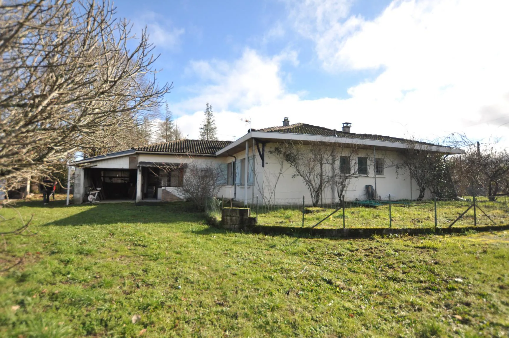 Maison à rénover à Saint-Caprais-de-Bordeaux avec grand terrain et garage 