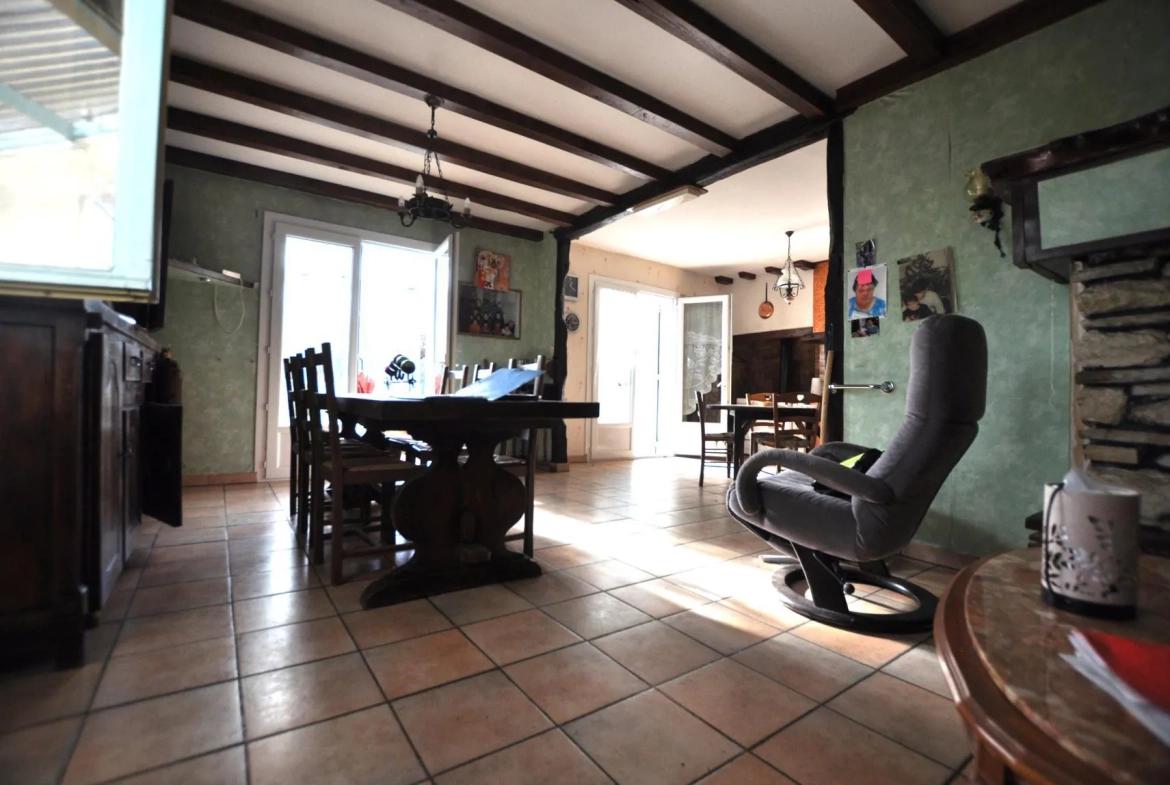 Maison à rénover à Saint-Caprais-de-Bordeaux avec grand terrain et garage 