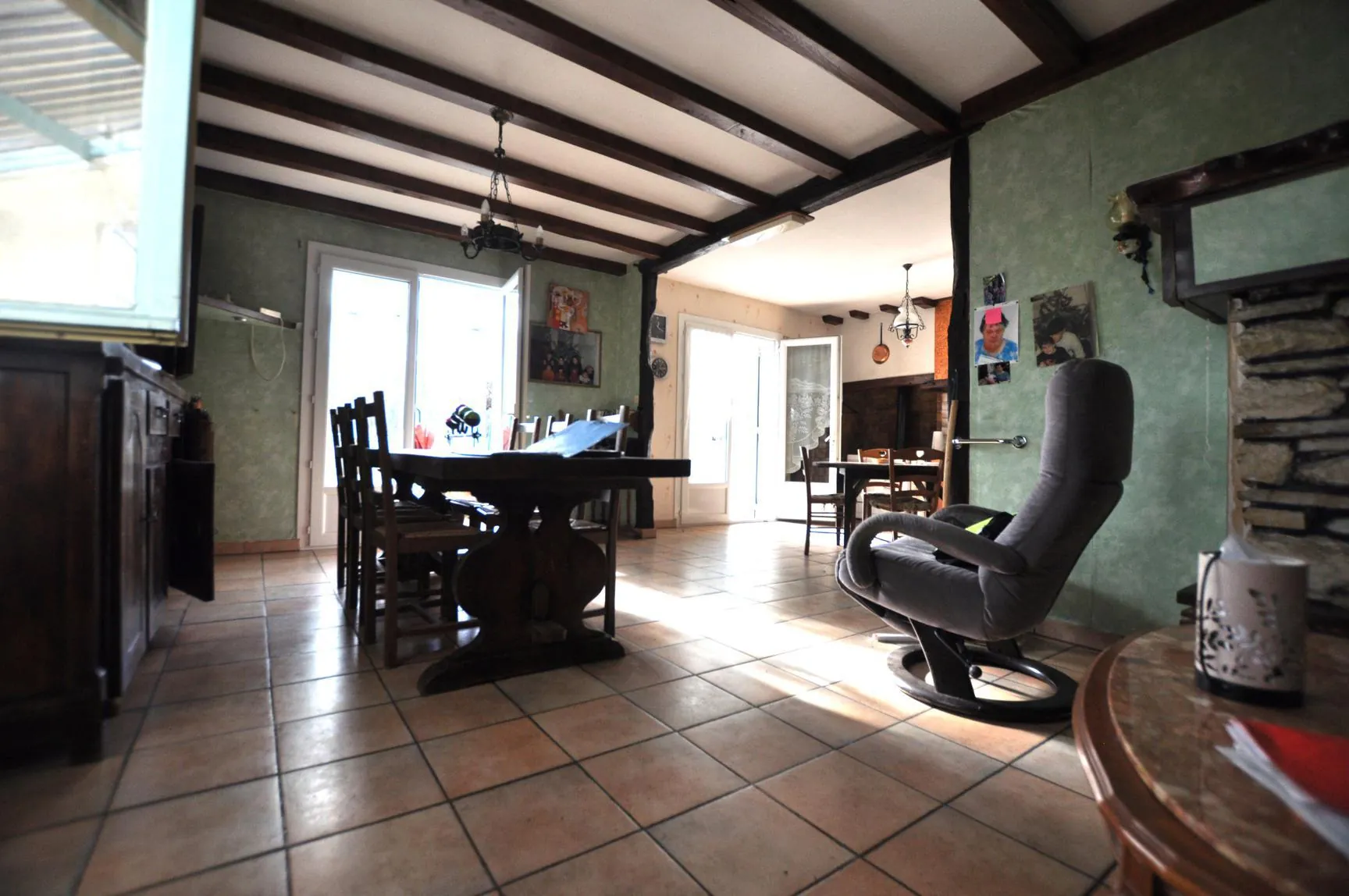 Maison à rénover à Saint-Caprais-de-Bordeaux avec grand terrain et garage 