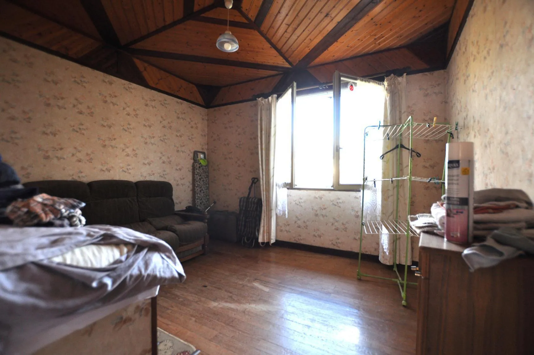 Maison à rénover à Saint-Caprais-de-Bordeaux avec grand terrain et garage 