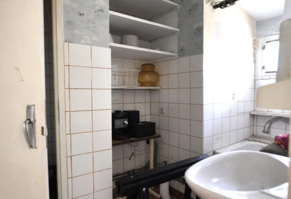Maison à rénover à Saint-Caprais-de-Bordeaux avec grand terrain et garage 