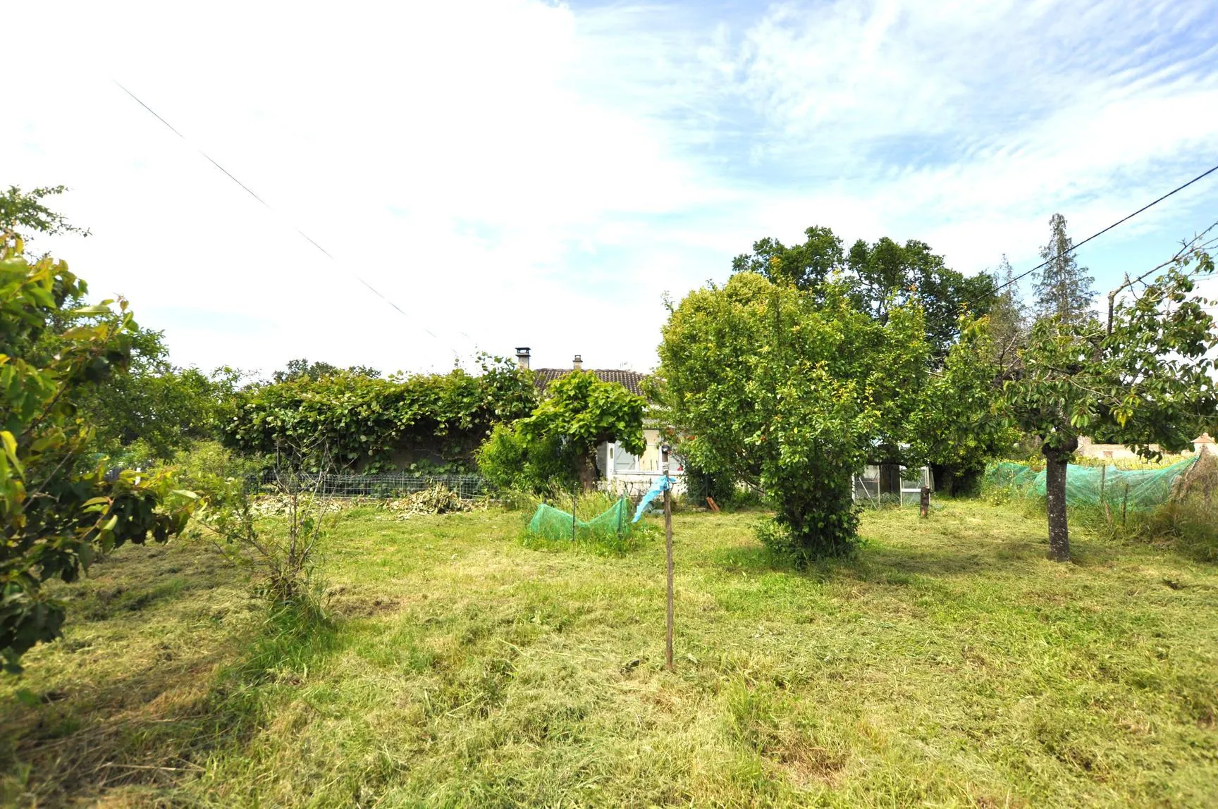 Maison à rénover à Saint-Caprais-de-Bordeaux avec grand terrain et garage 