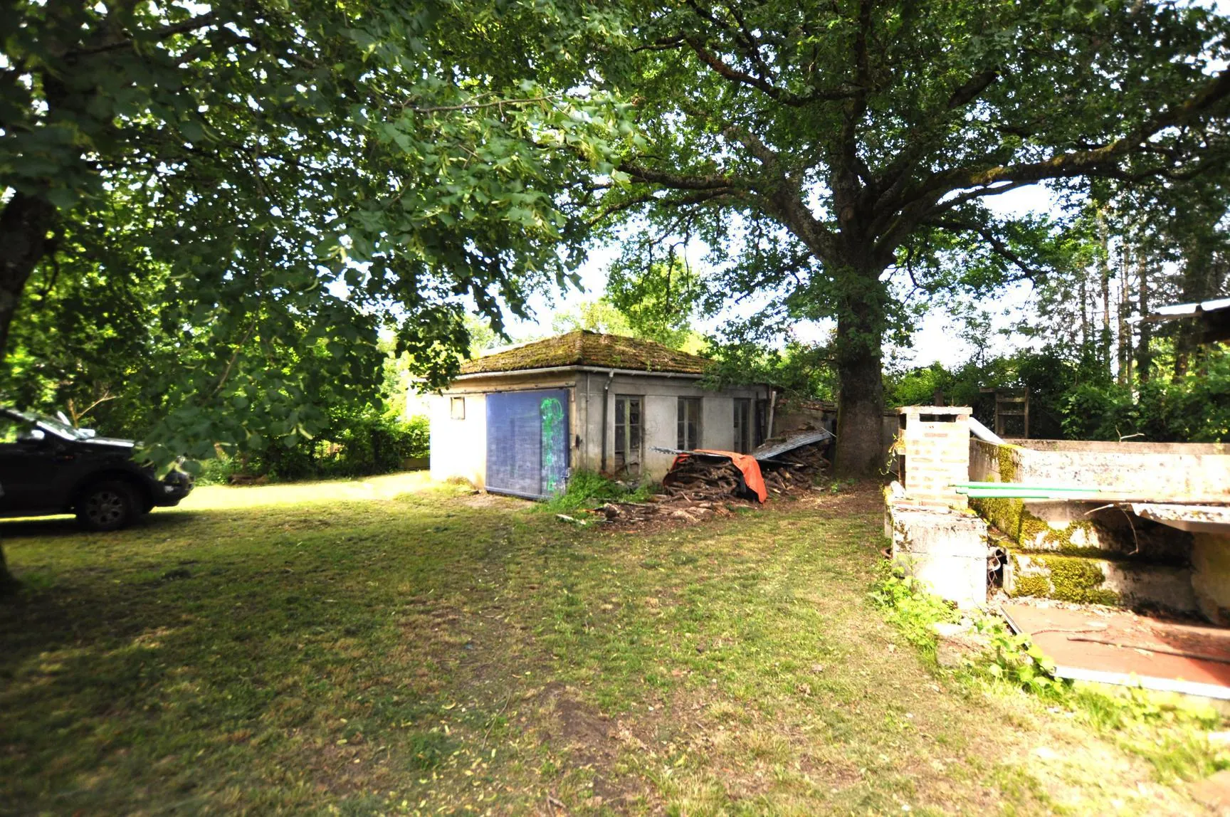 Maison à rénover à Saint-Caprais-de-Bordeaux avec grand terrain et garage 