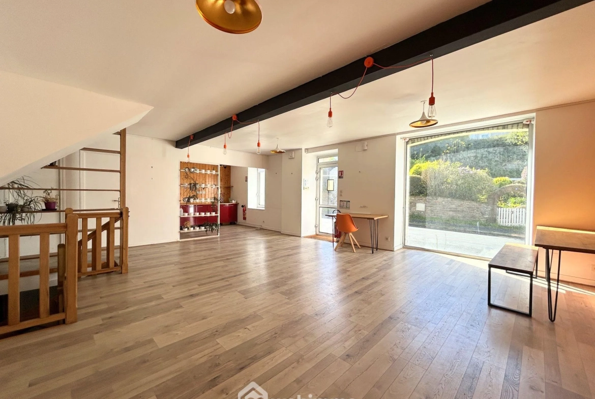Local commercial et d'habitation de 166 m² à Saint-Michel-en-Grève, proche mer 