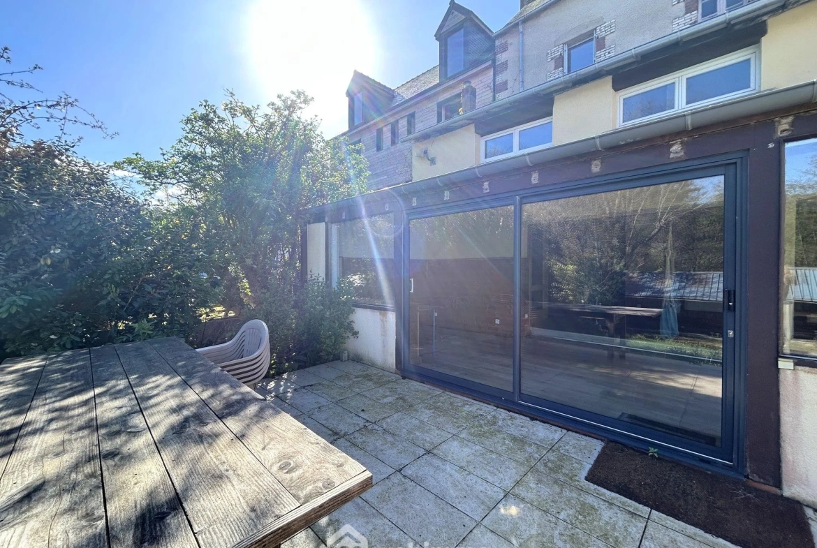 Local commercial et d'habitation de 166 m² à Saint-Michel-en-Grève, proche mer 
