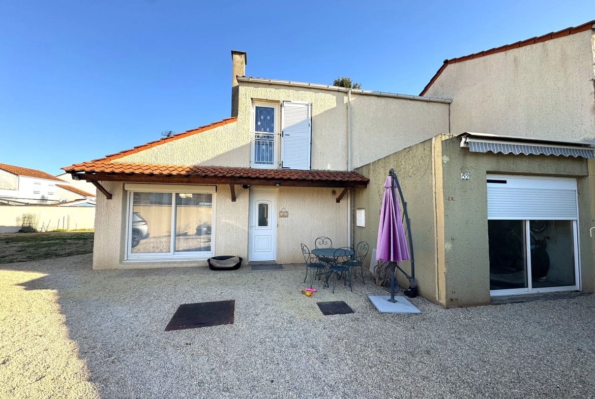 Maison mitoyenne à Mably de 100 m² avec terrasse et terrain de 576 m² 