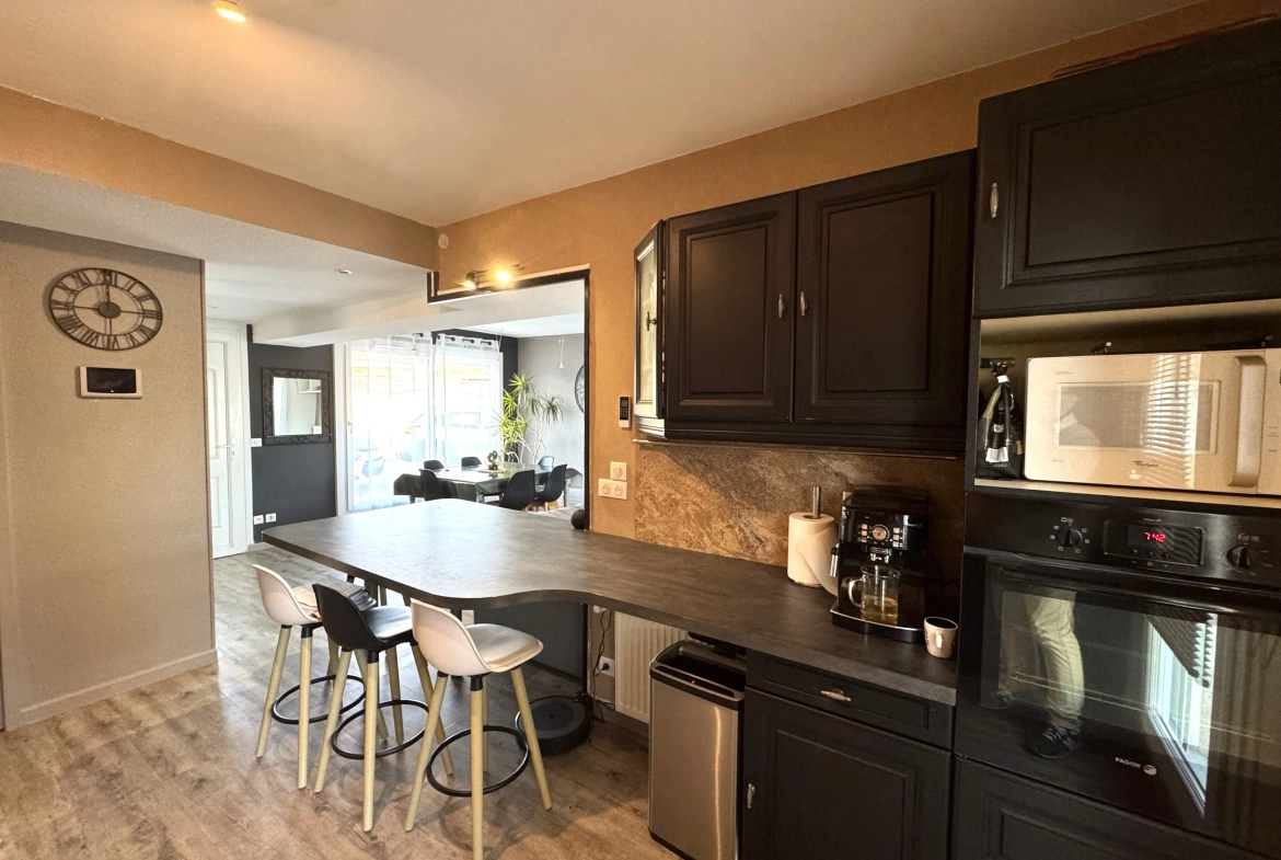 Maison mitoyenne à Mably de 100 m² avec terrasse et terrain de 576 m² 