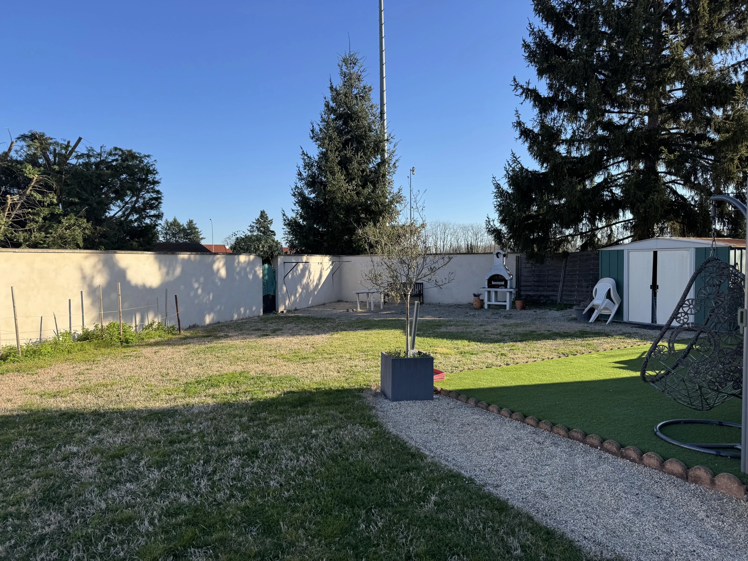 Maison mitoyenne à Mably de 100 m² avec terrasse et terrain de 576 m² 