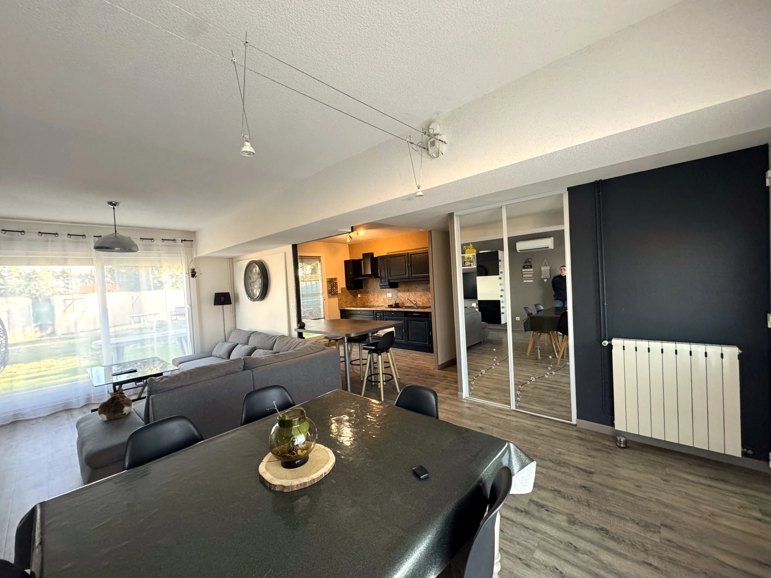 Maison mitoyenne à Mably de 100 m² avec terrasse et terrain de 576 m² 