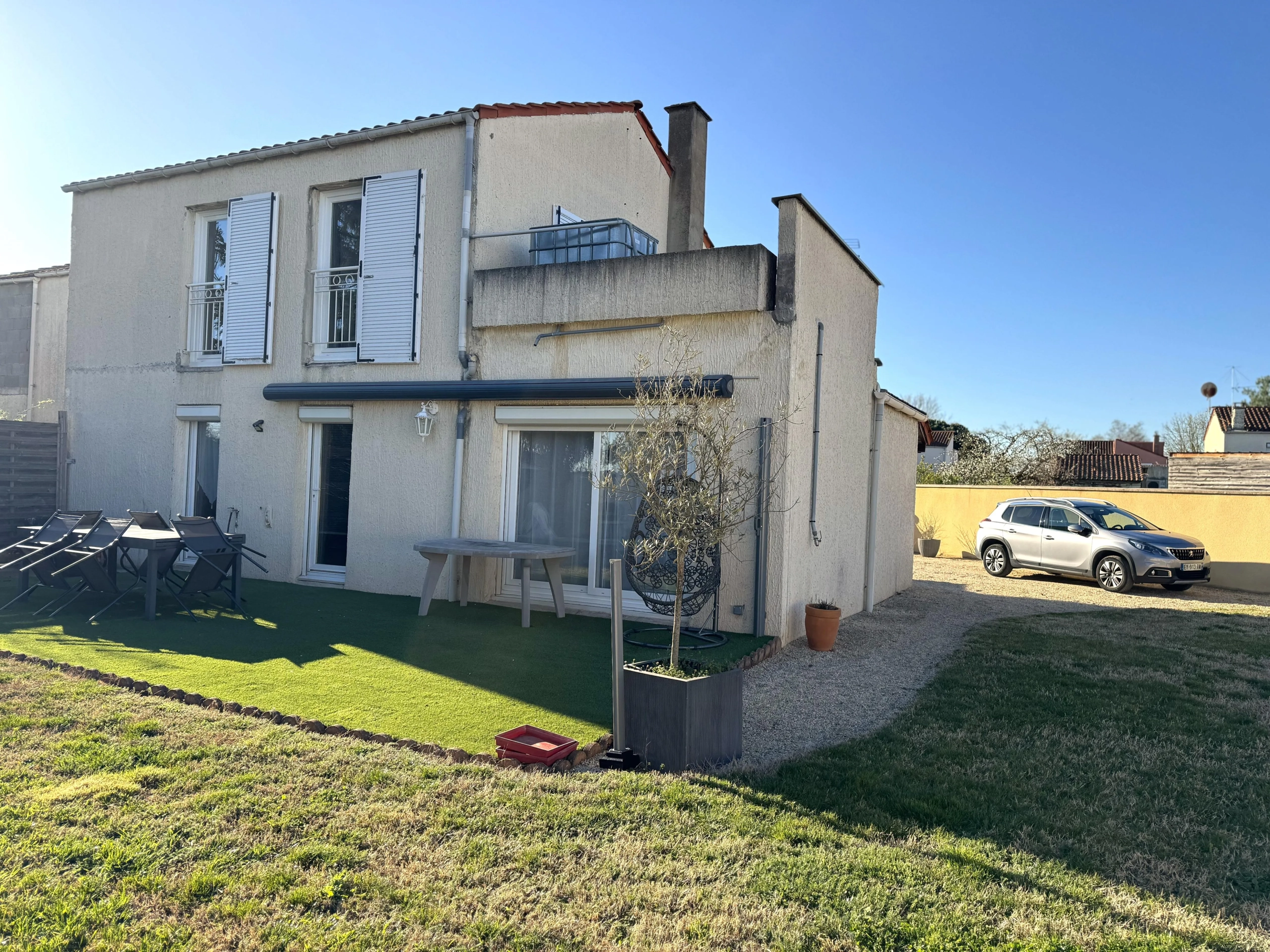 Maison mitoyenne à Mably de 100 m² avec terrasse et terrain de 576 m² 