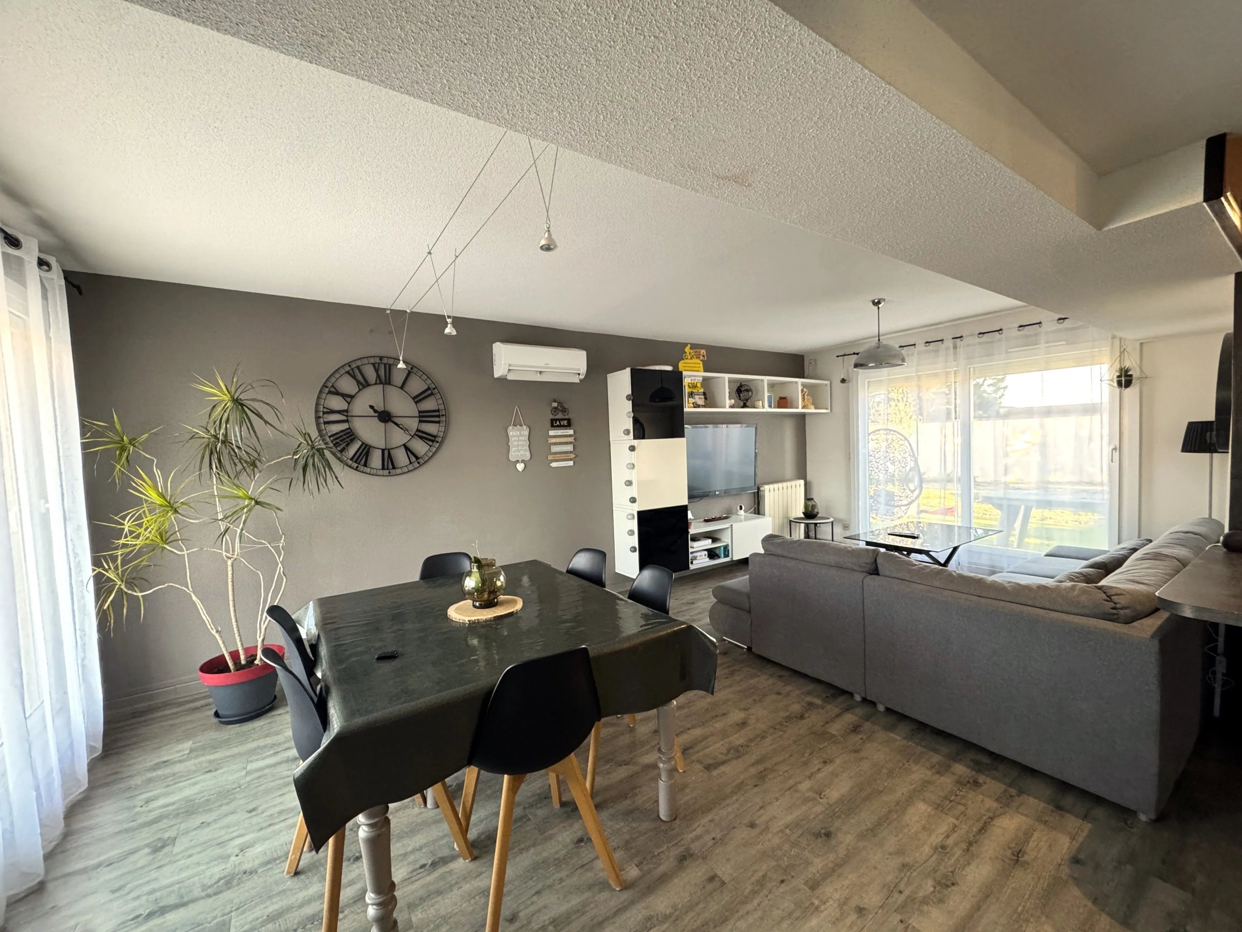 Maison mitoyenne à Mably de 100 m² avec terrasse et terrain de 576 m² 