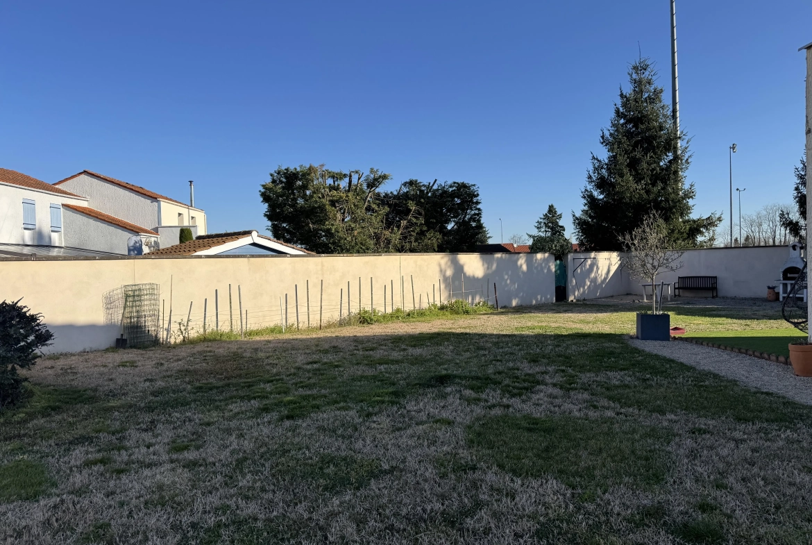 Maison mitoyenne à Mably de 100 m² avec terrasse et terrain de 576 m² 