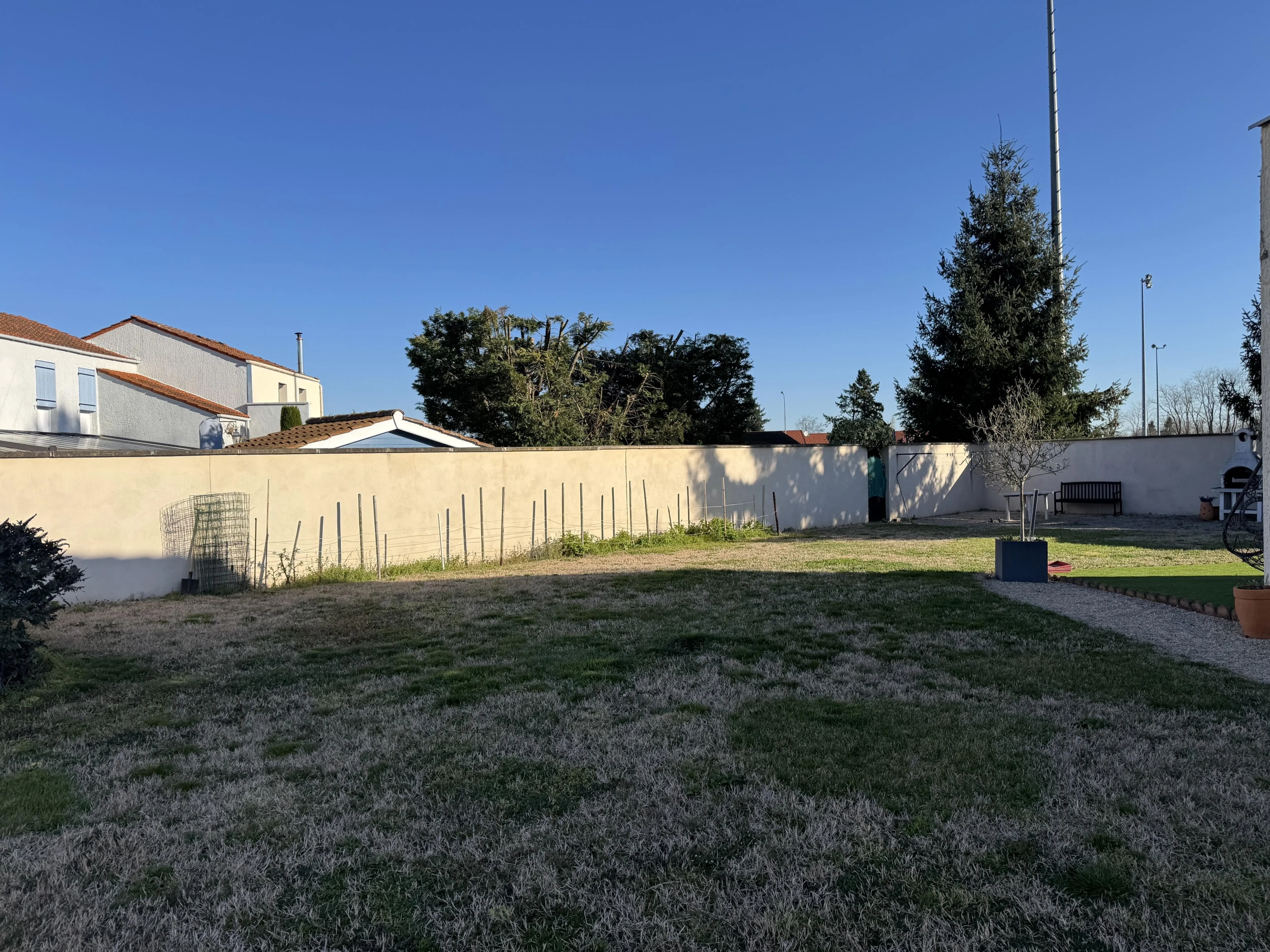Maison mitoyenne à Mably de 100 m² avec terrasse et terrain de 576 m² 