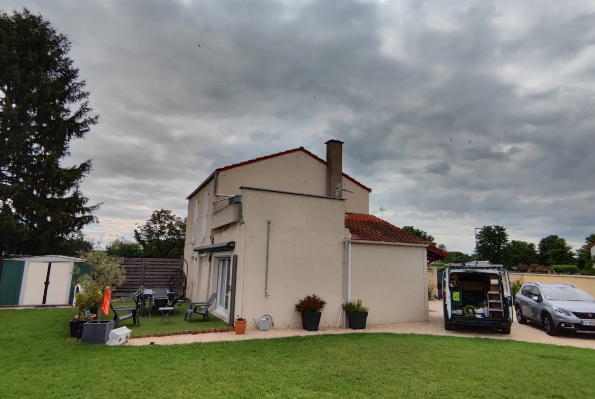Maison mitoyenne à Mably de 100 m² avec terrasse et terrain de 576 m² 