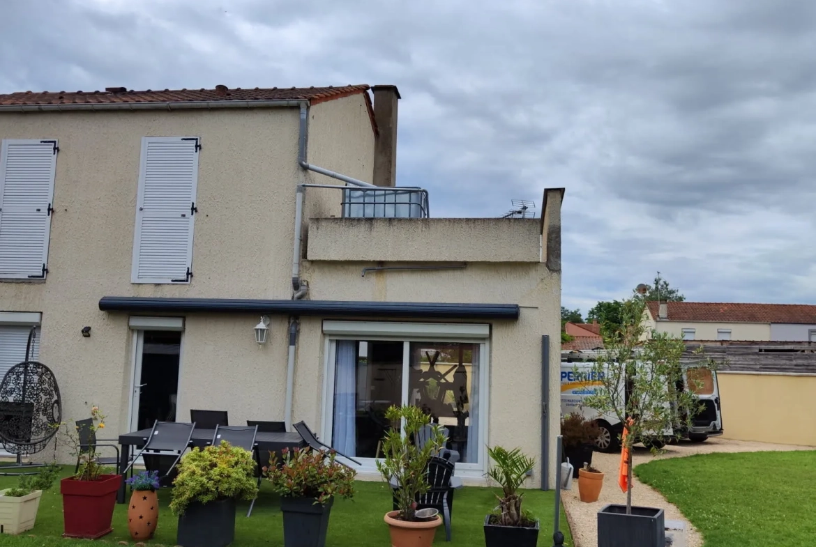 Maison mitoyenne à Mably de 100 m² avec terrasse et terrain de 576 m² 