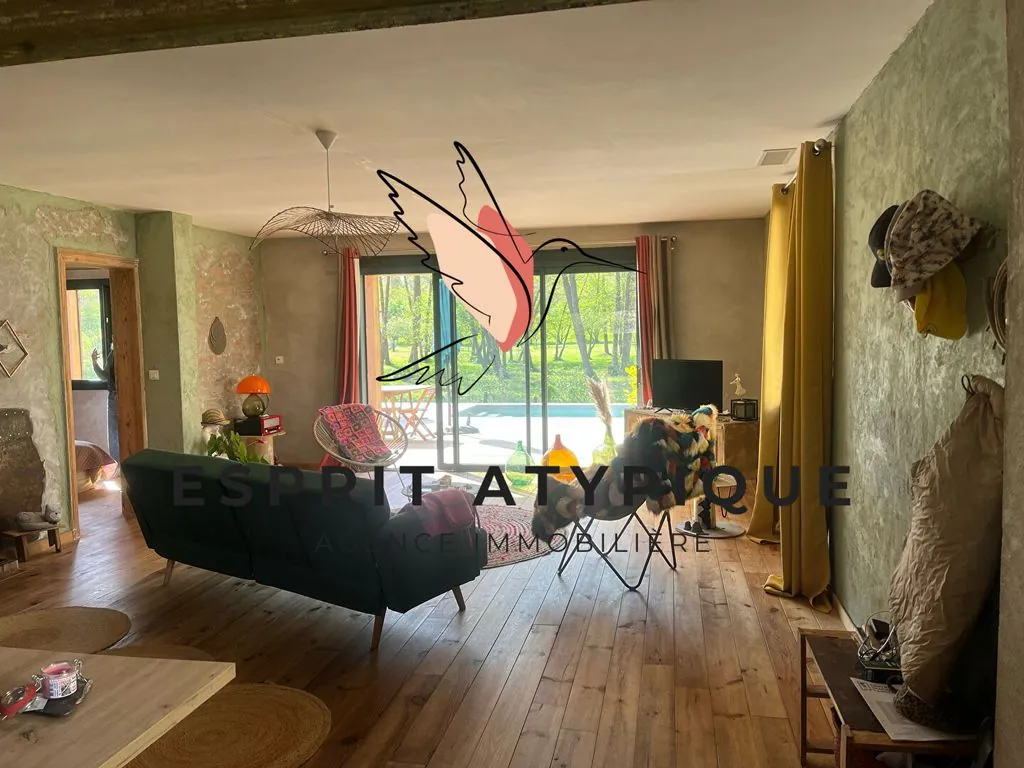 Maison atypique à Rion-des-Landes avec terrain constructible et dépendance à rénover 