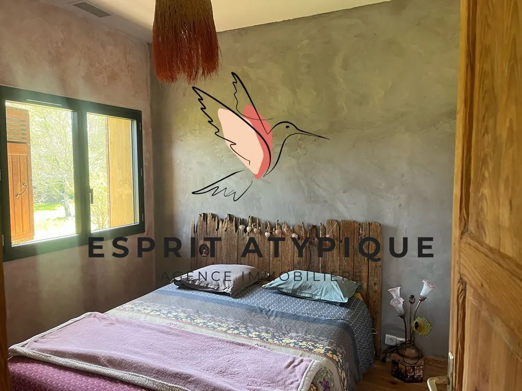 Maison atypique à Rion-des-Landes avec terrain constructible et dépendance à rénover 
