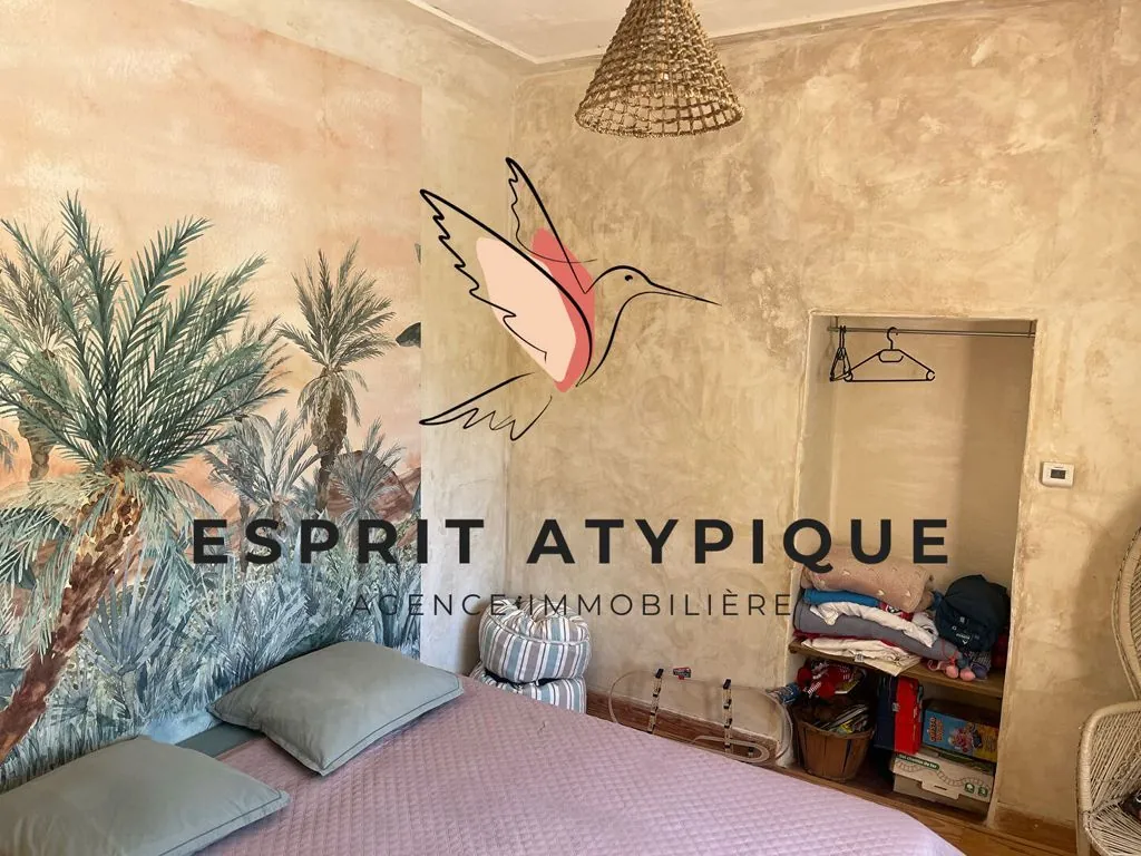 Maison atypique à Rion-des-Landes avec terrain constructible et dépendance à rénover 