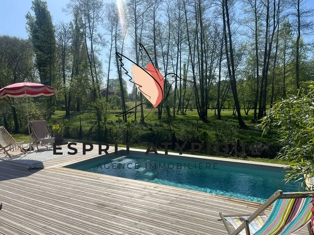 Maison atypique à Rion-des-Landes avec terrain constructible et dépendance à rénover 