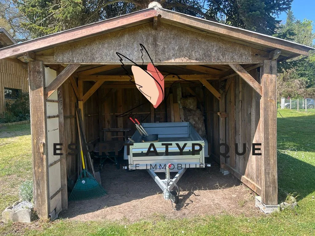 Maison atypique à Rion-des-Landes avec terrain constructible et dépendance à rénover 