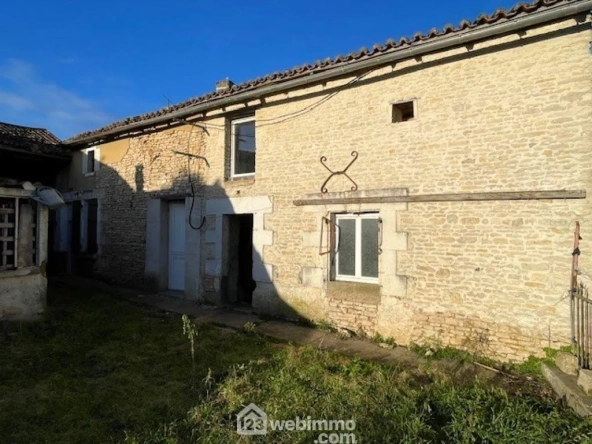 Maison à rénover de 103 m² avec terrain à Saint-Jean-De-Sauves