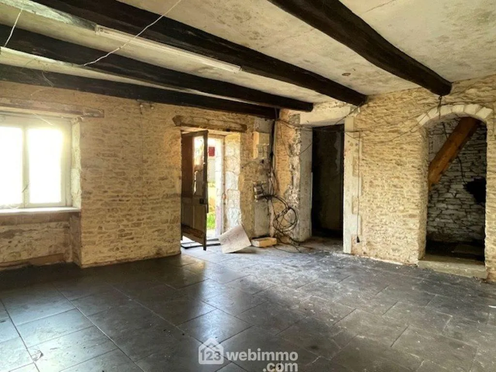 Maison à rénover de 103 m² avec terrain à Saint-Jean-De-Sauves 
