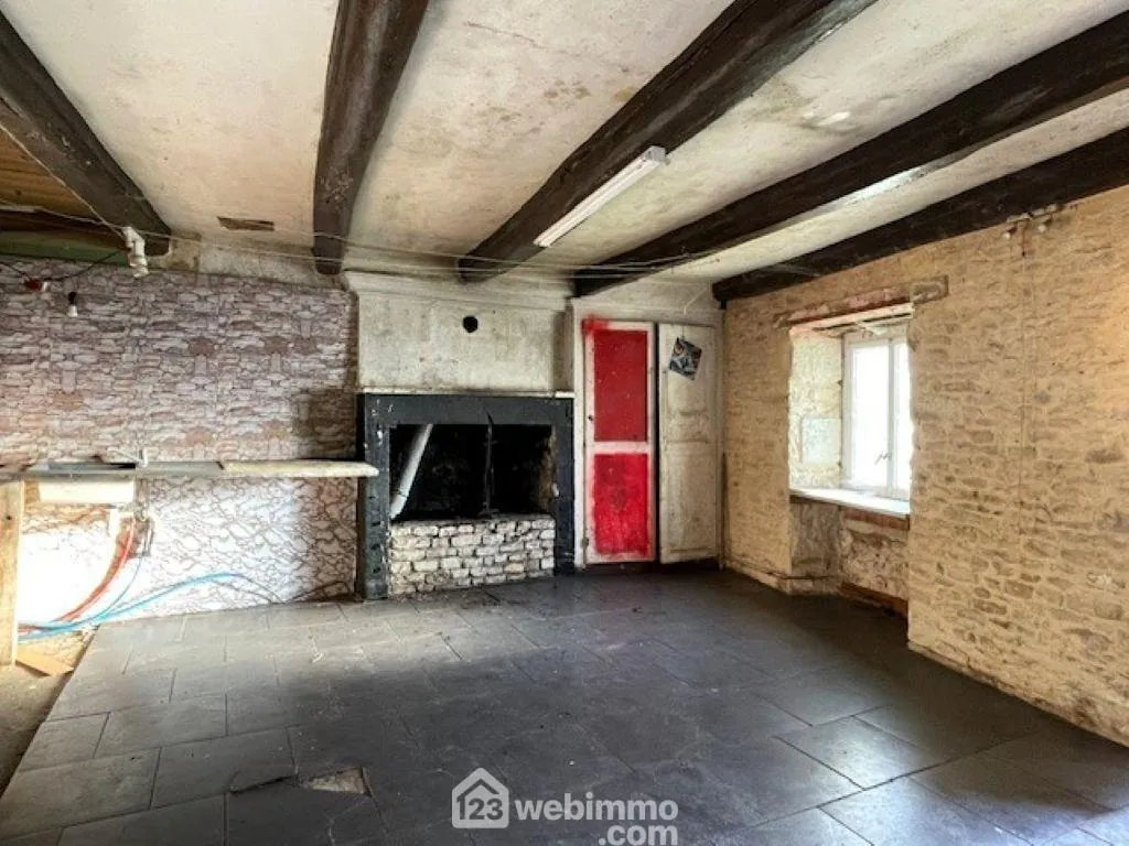 Maison à rénover de 103 m² avec terrain à Saint-Jean-De-Sauves 