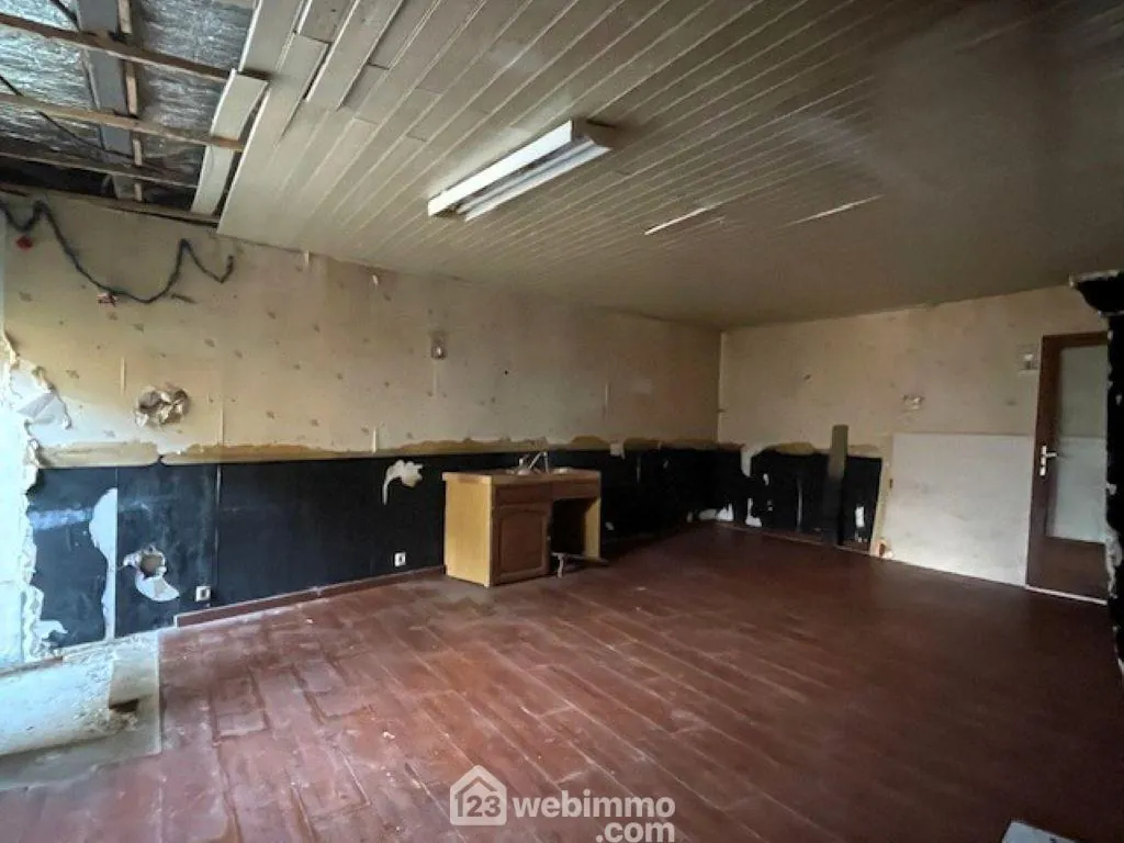 Maison à rénover de 103 m² avec terrain à Saint-Jean-De-Sauves 