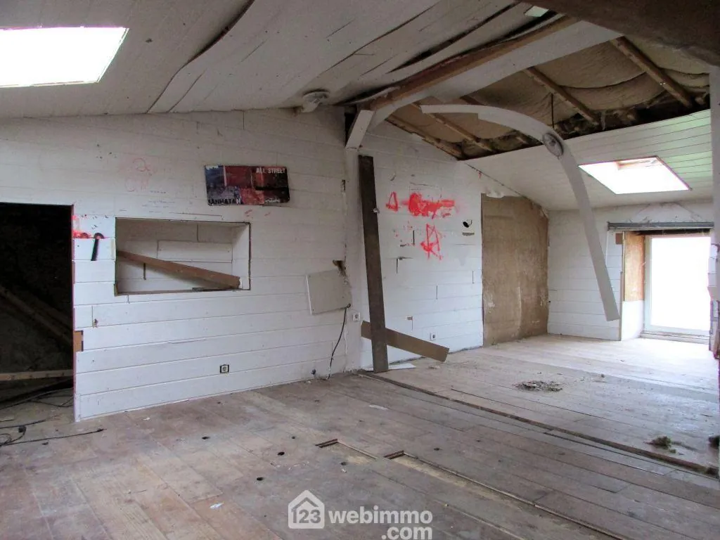 Maison à rénover de 103 m² avec terrain à Saint-Jean-De-Sauves 