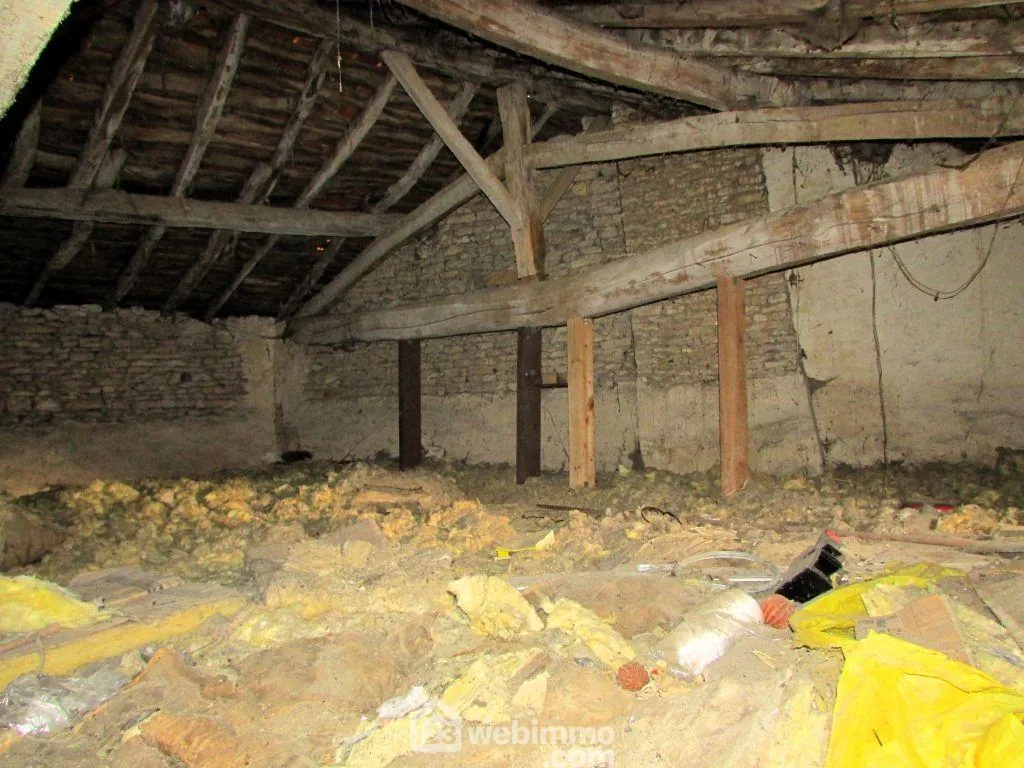 Maison à rénover de 103 m² avec terrain à Saint-Jean-De-Sauves 