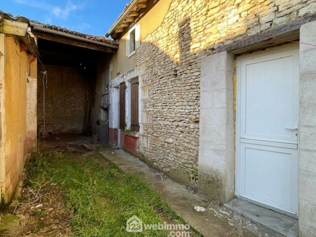 Maison à rénover de 103 m² avec terrain à Saint-Jean-De-Sauves 