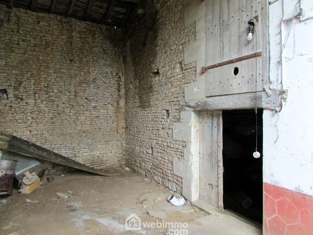 Maison à rénover de 103 m² avec terrain à Saint-Jean-De-Sauves 