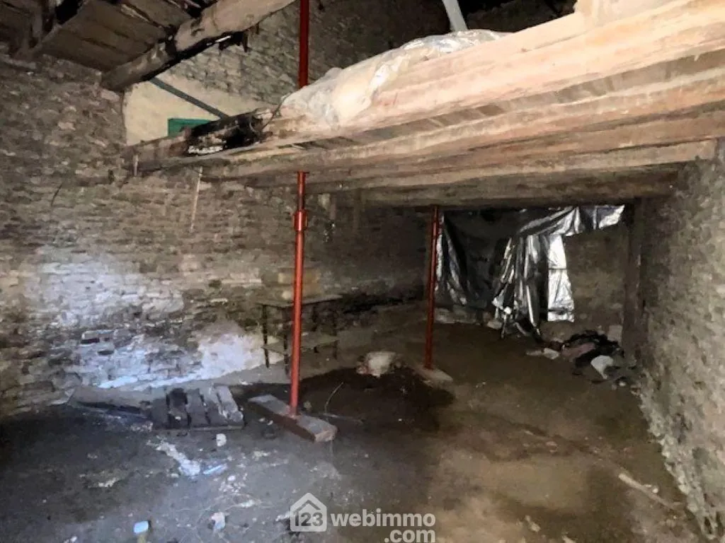 Maison à rénover de 103 m² avec terrain à Saint-Jean-De-Sauves 
