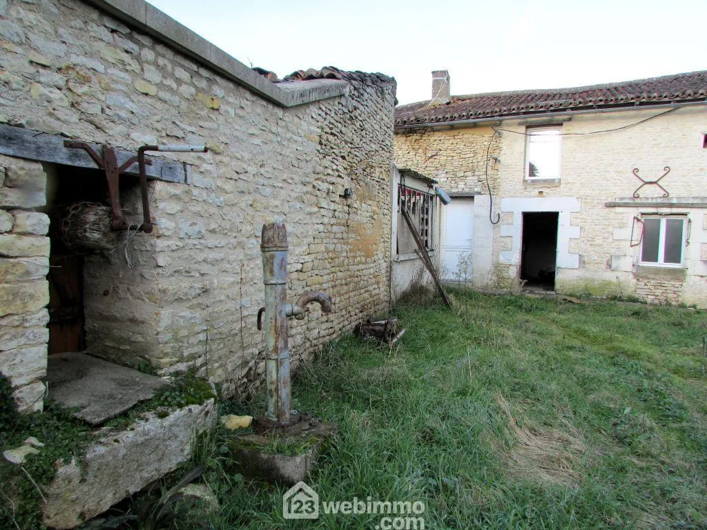 Maison à rénover de 103 m² avec terrain à Saint-Jean-De-Sauves 