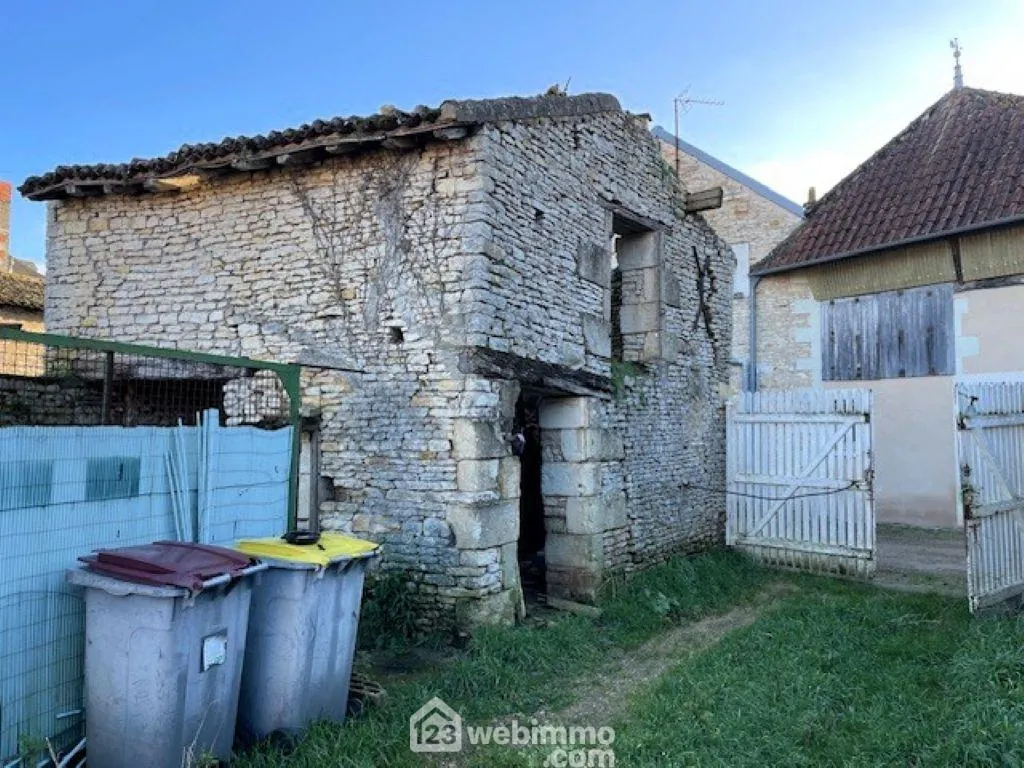 Maison à rénover de 103 m² avec terrain à Saint-Jean-De-Sauves 