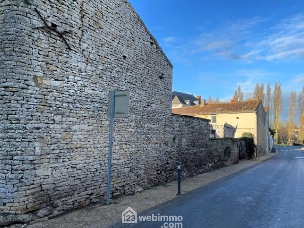 Maison à rénover de 103 m² avec terrain à Saint-Jean-De-Sauves 