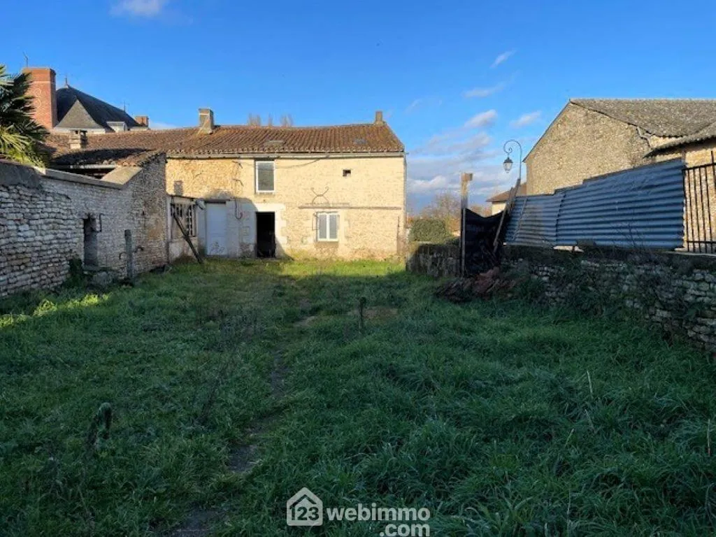 Maison à rénover de 103 m² avec terrain à Saint-Jean-De-Sauves 