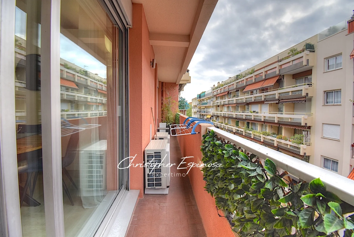 Appartement 2 pièces rénové à Antibes proche du Vieil Antibes 