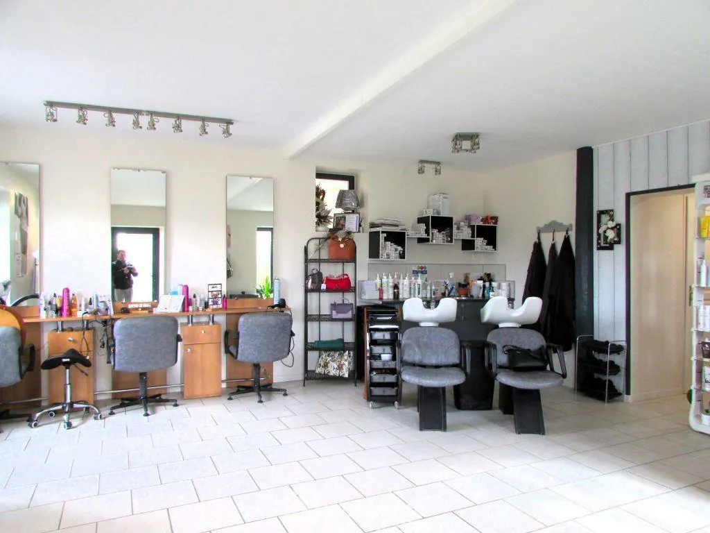 Commerce de 57 m² à Berthegon, ancien salon de coiffure à rénover ou transformer en habitation 