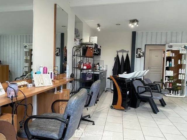 Commerce de 57 m² à Berthegon, ancien salon de coiffure à rénover ou transformer en habitation 